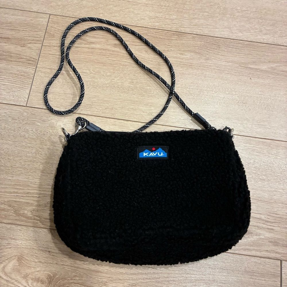 Kavu Women’s So Fleecy Sherpa Crossbody Bag Black